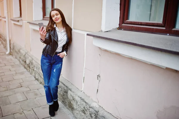 Portrait de jeune fille élégante porter sur veste en cuir et déchiré — Photo