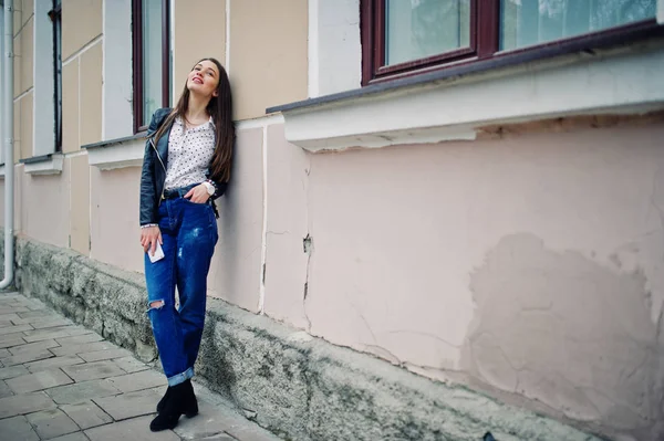 Retrato de ropa de niña con estilo en la chaqueta de cuero y rasgado —  Fotos de Stock