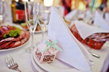 Yeni evliler için çanak üzerinde başlayay konukları hediyesi ile küçük kutu