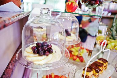 Ananas düğününde Resepsiyon ta camdan altında vişne