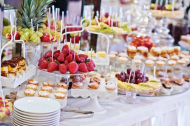 Düğün Resepsiyon Masa farklı meyve, pasta ve tatlılar.
