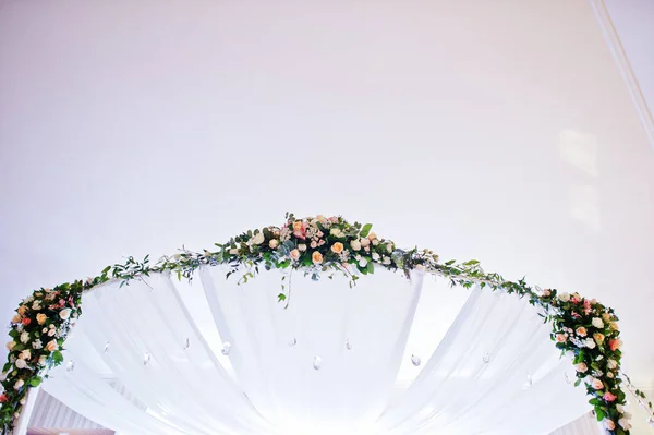 Elegant bröllop arch tabell nygifta med många blommor. — Stockfoto