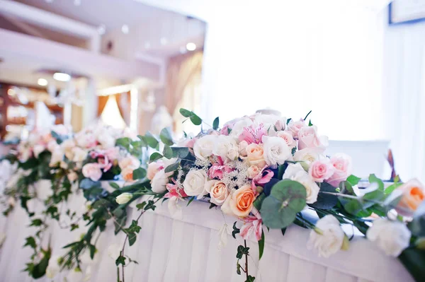 Fleurs sur la table des jeunes mariés à la réception de mariage . — Photo