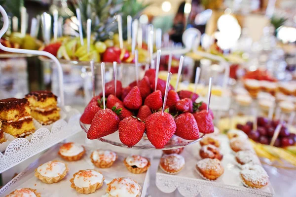 Клубника за свадебным столом с различными фруктами, с — стоковое фото