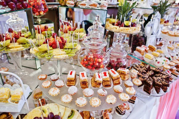Mesa de recepción de boda con diferentes frutas, pasteles y dulces . — Foto de Stock