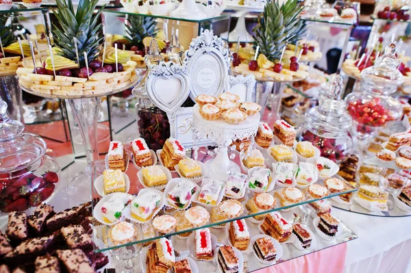 Mesa de recepción de boda con diferentes frutas, pasteles y dulces . —  Fotos de Stock