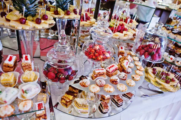Mesa de recepción de boda con diferentes frutas, pasteles y dulces . —  Fotos de Stock