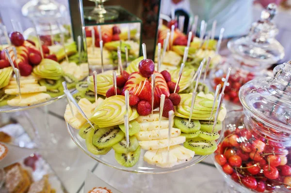 Wedding reception table with different fruits, cakes and sweets. — Stock Photo, Image