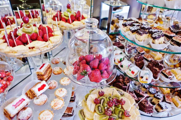 Fraises sous étui en verre à la table de réception de mariage avec di — Photo