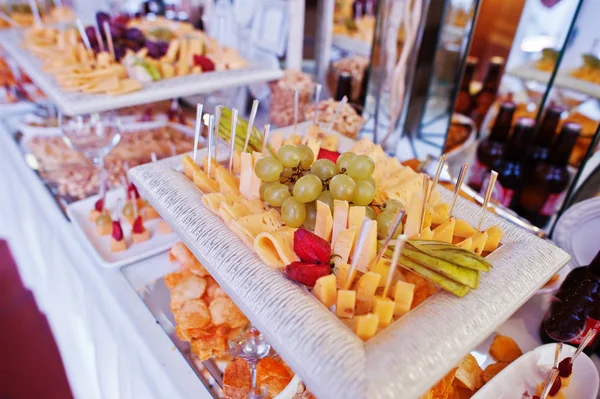 Mesa de recepción de boda con diferentes quesos y snacks para ser — Foto de Stock