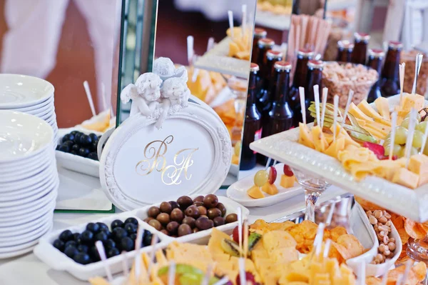 Table de réception de mariage avec différents fromages et collations pour être — Photo