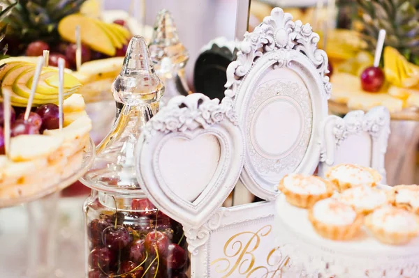 Mesa de recepción de boda con diferentes frutas, pasteles y dulces . — Foto de Stock