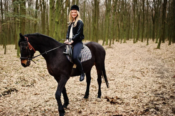 Stijlvolle blonde meisje paardrijden op paarden op herfst bos. — Stockfoto