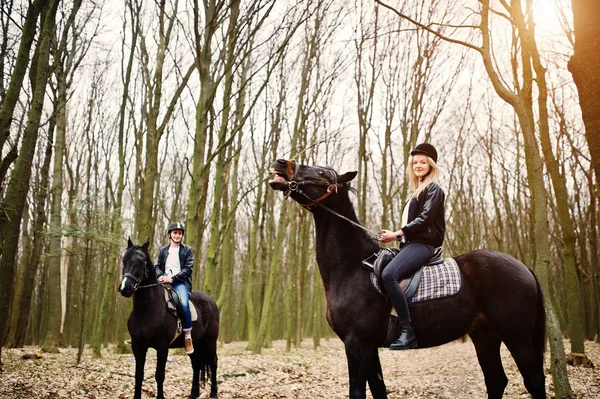 Jeune couple élégant à cheval à la forêt d'automne . — Photo