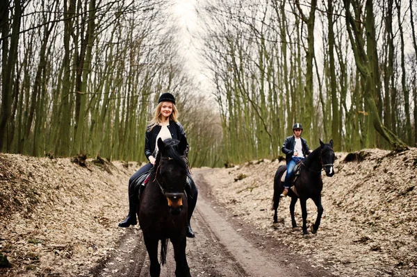 Jeune couple élégant à cheval à la forêt d'automne . — Photo