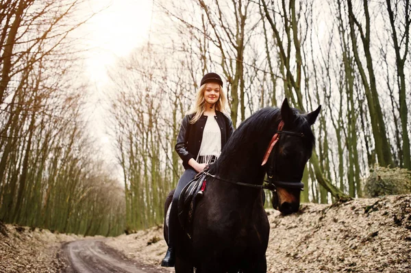 Jeune fille blonde élégante chevauchant sur des chevaux à la forêt d'automne . — Photo
