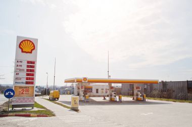 Kiev, Ukrayna - 22 Mart 2017: Shell benzin istasyonu. Royal Dutch S