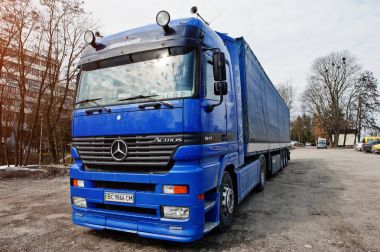 Kiev, Ukrayna - 22 Mart 2017: Mercedes-Benz Actros, ağır hizmet