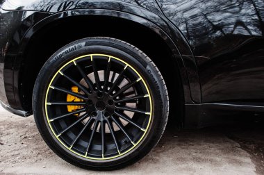 Kiev, Ukrayna - 22 Mart 2017: Siyah Bmw X 6 M performans tekerlek