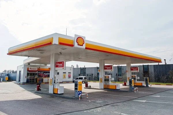 Kiev, Ukrayna - 22 Mart 2017: Shell benzin istasyonu. Royal Dutch S
