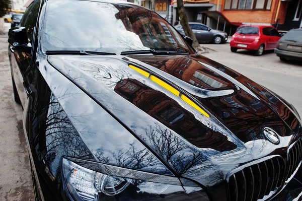 Kiev, Ucrânia - 22 de março de 2017: Capa de carro preto BMW X6 M performa — Fotografia de Stock
