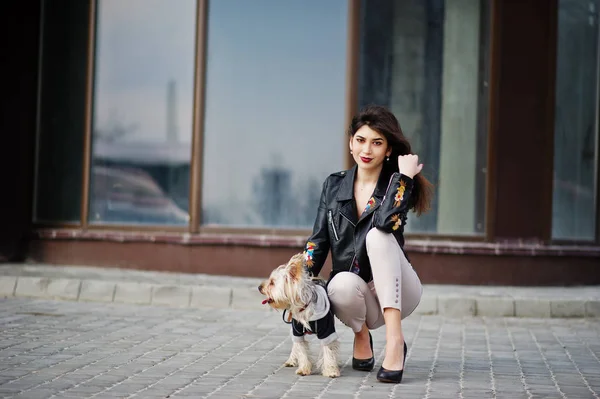 Brunett gypsy girl med yorkshire terrier hund ställde mot lar — Stockfoto