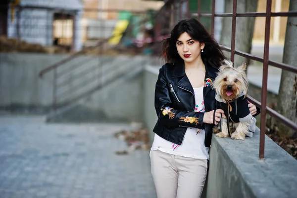 Brunett gypsy girl med yorkshire terrier hund ställde mot ste — Stockfoto