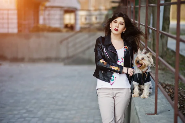 Brunett gypsy girl med yorkshire terrier hund ställde mot ste — Stockfoto