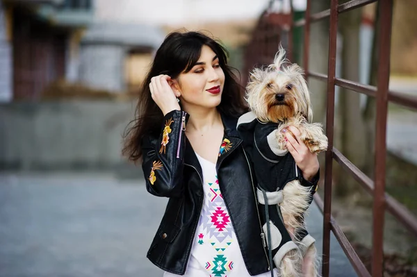 Morena chica gitana con yorkshire terrier perro posó contra ste —  Fotos de Stock