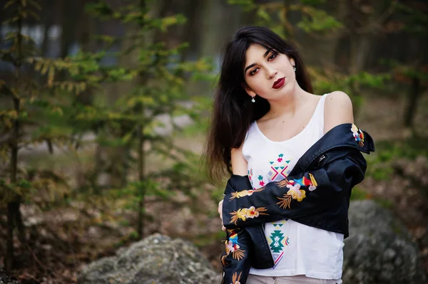 Brunetka cikánská dívka položená proti kameny na park. Model opotřebení — Stock fotografie