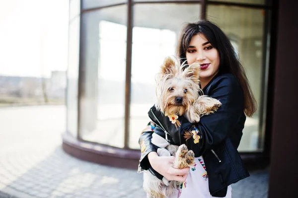 Brunett gypsy girl med yorkshire terrier hund ställde mot lar — Stockfoto