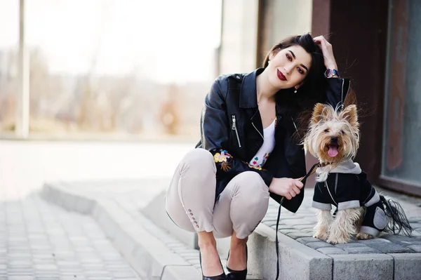 Brunett gypsy girl med yorkshire terrier hund ställde mot lar — Stockfoto