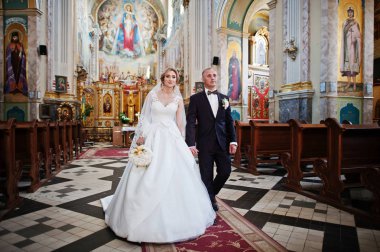 Kilisede aşık mutlu yürüme Düğün çifti.