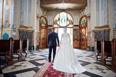 Kilisede aşık mutlu yürüme Düğün çifti.