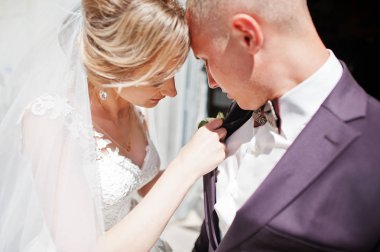 Gelin kravat ilik onun damat düğün günü için.