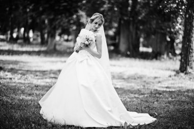 Sevimli sarışın gelin düğün buket güneşli Park ile.