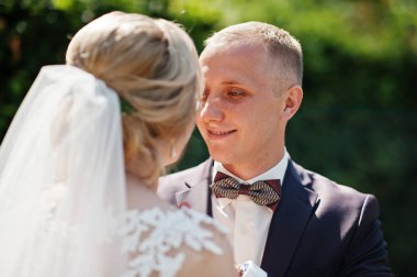 Şık Düğün çifti güneşli weddin üzerinde yeşil park sarılma