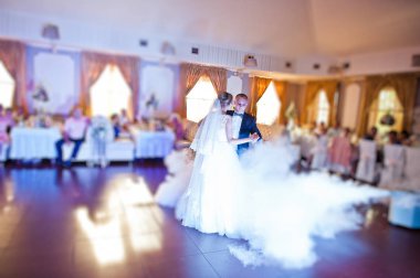 İlk düğün dansı dans pisti ve var duman sis ile şaşırtıcı