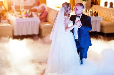 İlk düğün dansı dans pisti ve var duman sis ile şaşırtıcı