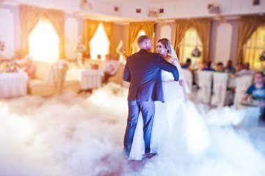 İlk düğün dansı dans pisti ve var duman sis ile şaşırtıcı