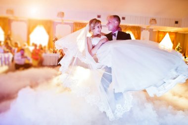 İlk düğün dansı dans pisti ve var duman sis ile şaşırtıcı