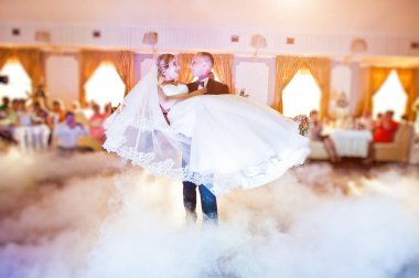 İlk düğün dansı dans pisti ve var duman sis ile şaşırtıcı