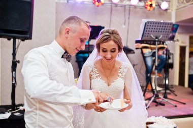 Evlilik çift onların düğün pastası dancefloor kes..