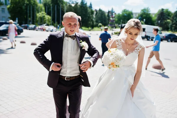 Modny ślub para chodzenie na ulicach miasta w słoneczny w — Zdjęcie stockowe