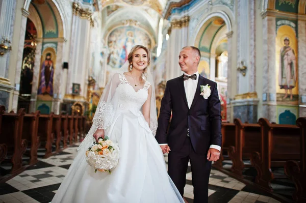 Hochzeitspaar verliebt in Kirche. — Stockfoto