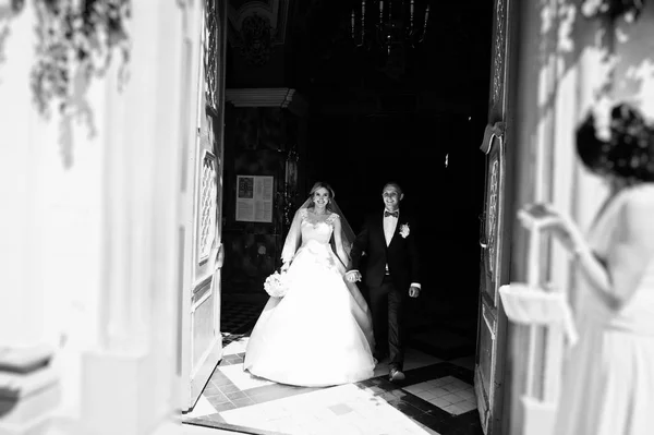 Pareja de boda salida de la iglesia después de la ceremonia de boda . — Foto de Stock