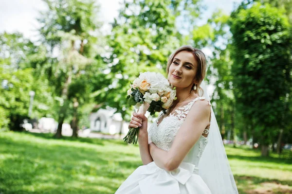 晴れた日に公園での結婚式のブーケとかわいい金髪の花嫁. — ストック写真