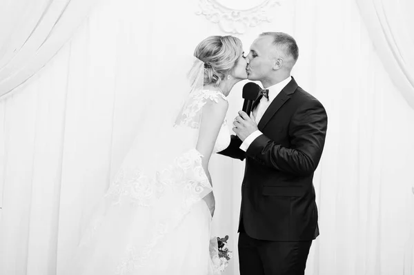 Noiva e noivo beijando após o discurso na cerimônia de casamento . — Fotografia de Stock