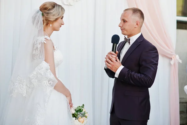 Ομιλία γαμπρός, μιλώντας με μικρόφωνο για τη νύφη στο γάμο c — Φωτογραφία Αρχείου