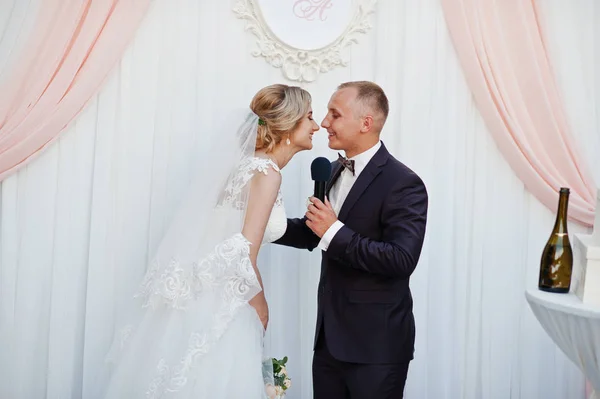 Поцелуи жениха и невесты после речи на свадьбе . — стоковое фото